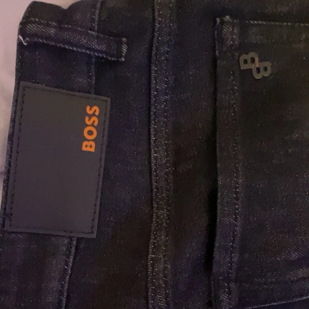 Helt nya Hugo Boss jeans Svarta storlek S passar riktigt bra har använts 1 gång bara , pris kan diskuteras . Jeans & Byxor.