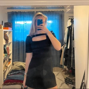 Svart zara klänning  - Säljer denna jätte snygga klänning från zara!! 💕💕 finns en defekt vid armen men absolut inget som syns eller märks av, skriv om ni har frågor 