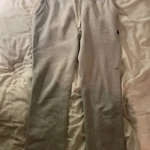 Ralph lauren byxor - Polo Ralph Lauren mjukisbyxor i färgen grå och storleken S. Lite användna. 