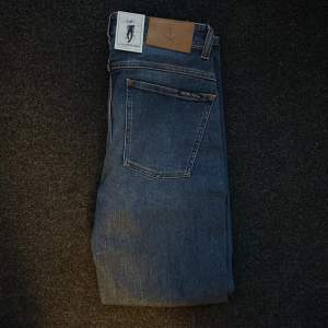Blåa The Blue Uniform jeans i helt nytt skick! Slim fit. Nypris 1400. Säljes då de ej används längre.