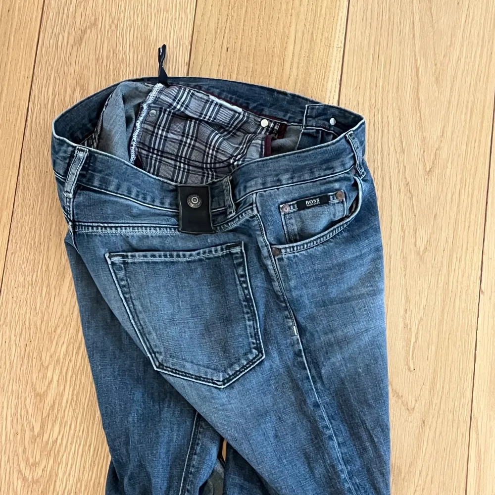 Säljer dessa vintage Hugo Boss Jeans i modellen Maine. Köpta ca 4 år sedan. Endast använda ett fåtal gånger.  Sitter som W31 L34 Hör av er om ni har några funderingar!. Jeans & Byxor.