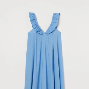 Blå klänning - Blå klänning från h&m, helt slutsåld!! Storlek S. Modellen syns bäst på de första bilderna, men färgen är ljusare precis som på de sista bilderna. 💕