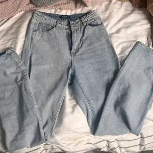 Snygga jeans med slits, skulle säga att de passar storlek 36. Inget slitage💕
