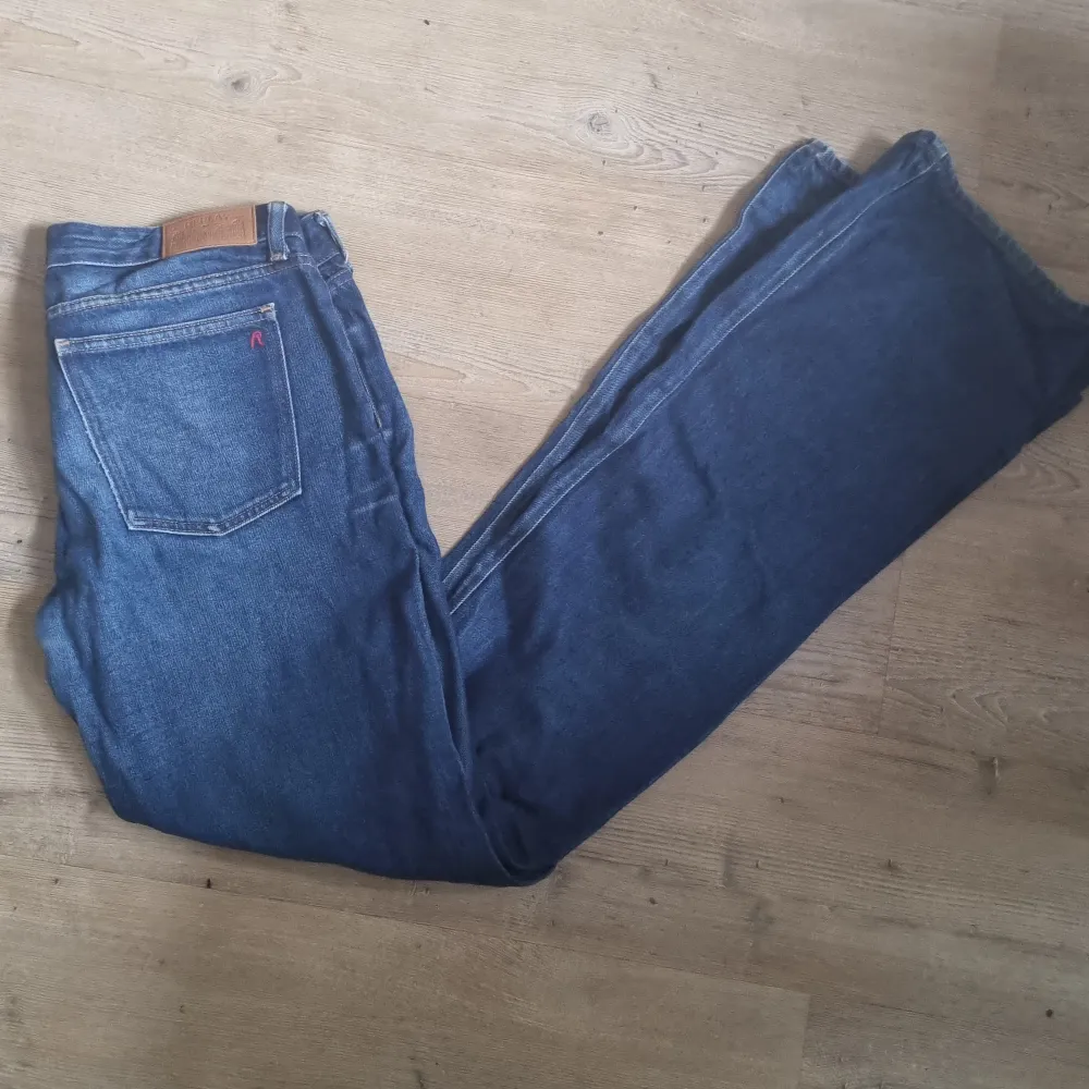 Replay jean storlek waist 31 och längd 34 mycket bra sckick och dessa kostar runt 1300 nya. Jeans & Byxor.