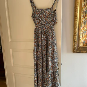 Klänning - Blommig klänning