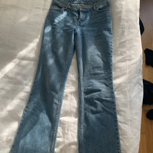 Lågmidjade jeans - Säljs då de ej används och är lite för stora för mig