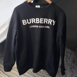 Säljer nu min Burberry hoodie då den bara ligger o inte används. Den är använd ett fåtal gånger men inga hål eller defekter i den. De är en 1:1 så därför är de skilland på priset hör av er om ni har frågor. pris kan diskuteras vid snabb affär.
