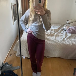 Röda mjukisbyxor!❤️ - Säljer dessa jättesköna mjukisbyxor!💓 Jätte sköna, dock så har snörena åkt av men jag brukar vika ned kanten så det inte syns!💓💓