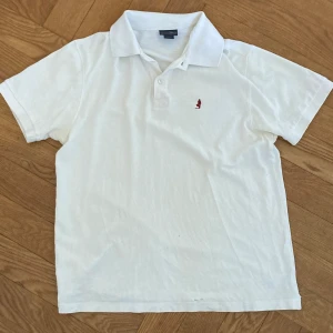 Marlboro Classics Polo - 👕 Unik Marlboro Classics vit polotröja! 👕  🔍 Gott skick, några små hål. Förmånligt pris! 🔍  💼 Tidlös stil, begränsad tillgång. Skynda dig! 💼  🌟 Ge din garderob ett lyft idag! 🌟