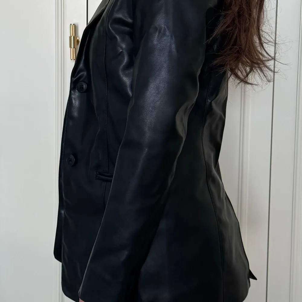 Faux leather jacket från weekday i storlek 34. Några märken vid kragen. . Jackor.