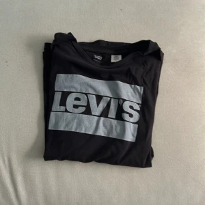 Levis t-shirt  - Storlek L! Oversized på mig som är 163 cm och väger 55 kg