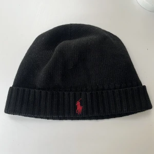 Ralph Lauren mössa - Ralph Lauren mössa, använd sparsamt skick 8/10, Ny pris 400 mitt pris 150 köpt på kidsbrandstore