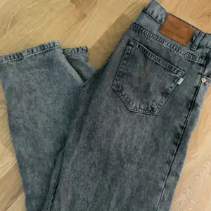 Tja, säljer ett par woodbird jeans i loose fit, jeansen är i grå/svart färg. Nypris är 1000! Tveka inte att fråga nåt i dm