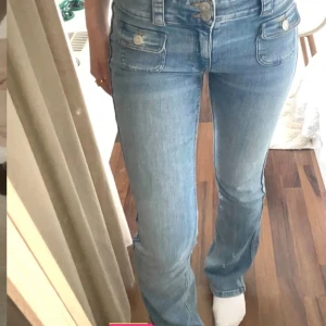 Hm Lågmidjade Jeans - Säljer dessa slutsålda ljusblåa jeansen ❗️dom har inga bakfickor. Skriv privat om du har några funderingar💕(Lånade bilder)