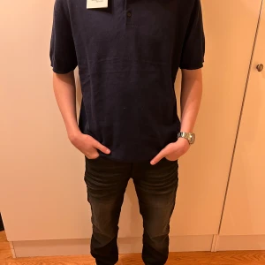 Säljer en riktigt snygg skjorta från selected homme  - Jag köpte skjortan i fel storlek o säljer därför den nu , den är helt oanvänd och den är i perfekt skick. Skjortan är i storlek XL men passar även dem med S o L. Hör gärna av er för mer info eller bilder 😊