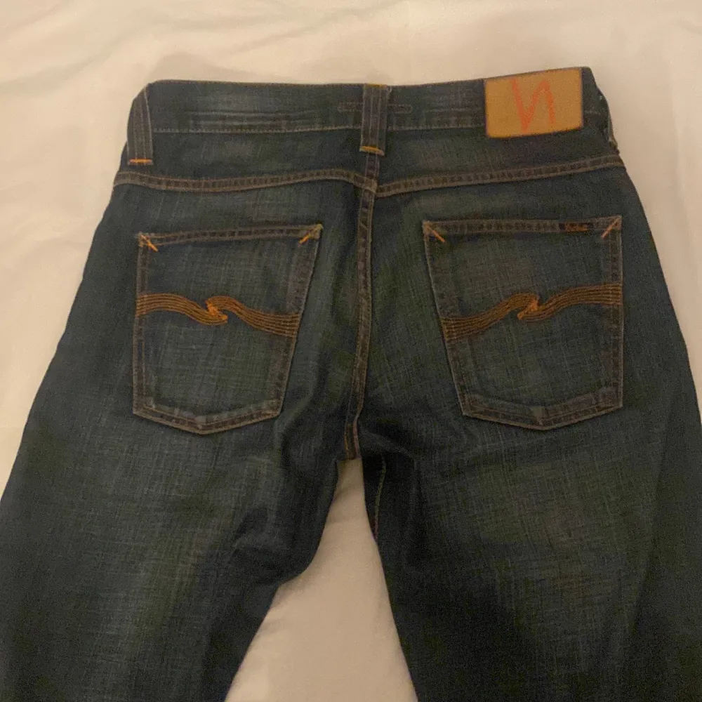 Säljer nu mina grymt snygga nudie jeans pga att jag växt ut dom. Dom är i väldigt bra skicka och få tecken på användning finns. Storlek 29w, 31l Byxorna är straight fit  Nypris 1800. Jeans & Byxor.