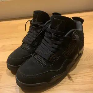 Säljer brorsans 1:1 jordans för att han har fått annan ”stil”. det går att pruta lite men bara vid snabb affär Storlek 44 Köpta för 1000kr från dhgate