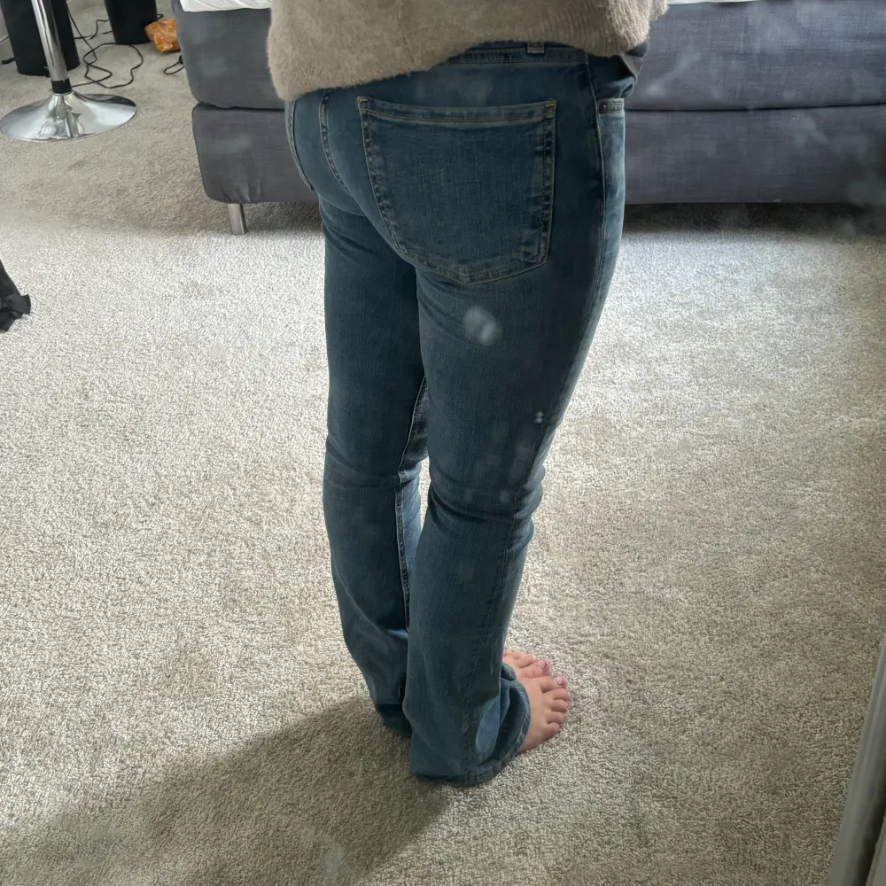 Lågmidjade jeans i nyskick, går hela vägen ner på mig som är 161 skulle tro att någon nån cm längre också passar 🫶. Jeans & Byxor.