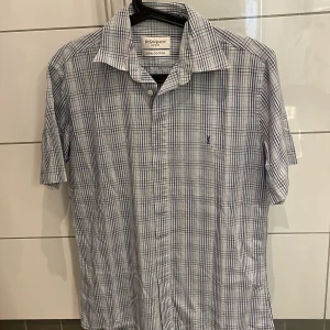 Saint Laurent skjorta (kortärmad) - Trendiga Saint Laurent skjorta i kortärmad version. Känn dig fräsch och stilig med denna lyx skjorta. Inga deflekter eller något typ av fel. Nypris runt: 8000-10000kr. Vårat pris: 299kr.