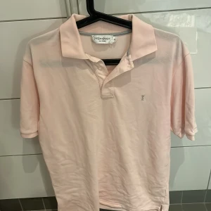 Saint Laurent piké  - Trendiga Saint Laurent pike i. Känn dig fräsch och stilig med denna lyx pike. Inga deflekter eller något typ av fel. Nypris runt: 5000kr. Vårat pris: 399kr. 