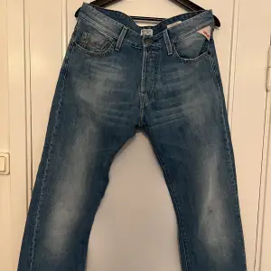 Ett par feta replay jeans i en gammal modell! Modellnamnet är JENNON. De passar straight fit. På lappen står det W31 L34 men jag skulle säga att de passar mer som W30 L31! Pris är förhandlingsbart!