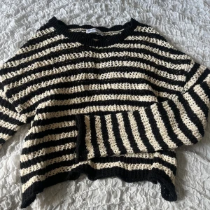 Stickad tröja - Stickad tröja från stradivarius. Perfekt till sommaren😍🤩