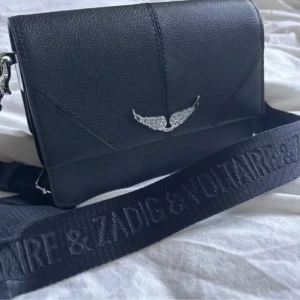 Zadig väska - Äkta väska från Zadig, riktigt fint skick & axelbandet medföljs. 