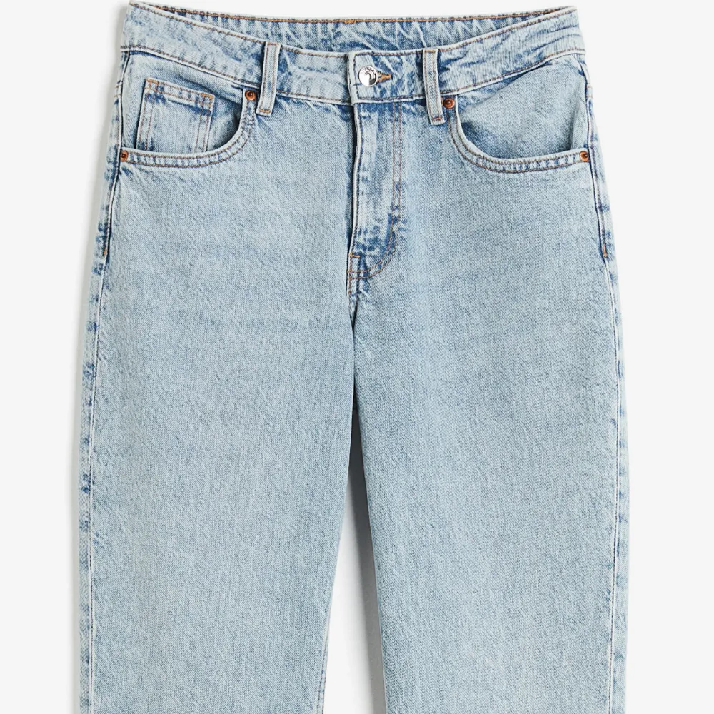 Helt nya med lappen kvar. Säljes pga för små. Straight regular waist light wash. Str 34/XS. Jeans & Byxor.