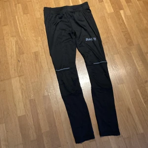 Löpartights strl S - Oanvända Löpartights från Stay fit BLWR  Resår och knytning i midjan  Liten ficka i ryggen, reflex på ben och dragkedja i benslut