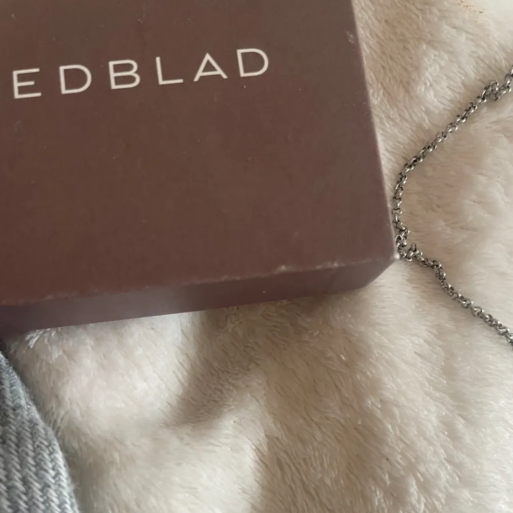 Superfint halsband från Edblad med ett hjärta💕 Tror ej det säljs längre, Aldrig använt så i toppskick, Förpackningen /lådan tillkommer också vid köpet. Accessoarer.