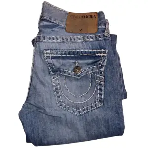 True Religion jeans Ricky fit super T. W31 [Ytterbenslängd 106cm] [Innerbenslängd 82cm] [Midja 41cm] [Benöppning 20,5cm]