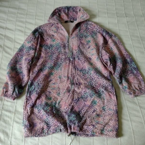 Rosa/pastellfärgad/mönstrad oversize sweatshirt/sweatshirt dress, storlek XS - Mönstrad oversize sweatshirt/sweatshirtklänning från Bik bok i så fina pastellfärger. Storlek XS. 60% bomull och 40% polyester. Hög krage, dragkedja i halsen, fickor i sidan, resår nertill och i ärmslut. Mjuk och skön. 