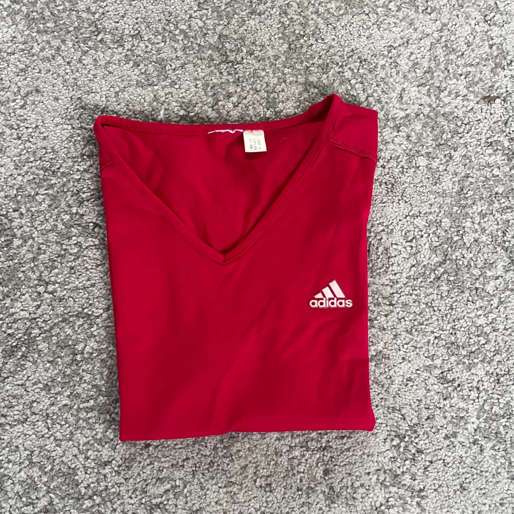 En röd adidas trämingströja i fint skick, nästan aldrig använd💞. T-shirts.