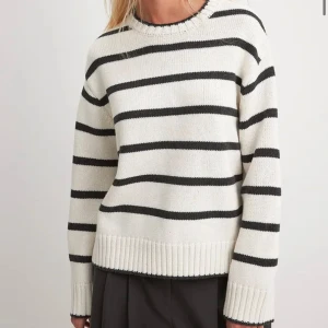 Randig stickad tröja - Créme- och svartrandig stickad tröja från NA-KD i storlek XS (men oversized så passar även större storlekar). 5% ull, fina ribbade detaljer  och bra kvalitet. Endast använd ett fåtal gånger. Nypris 499 sek. Tveka inte att skriva om du undrar något!💛