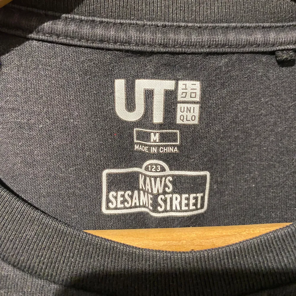 Uniqlo T shirt unik collab med Joe Kaws och Sesame street!  . T-shirts.