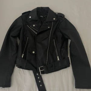 Zara - läderjacka  - En läder jacka från zara i jättebra skick, använd fåtal gånger. Snygga detaljer och passar till anästan alla outfits! Jättebra till våren och de kalla kvällar under sommaren 