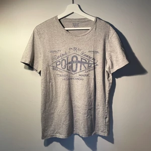 Ralph Lauren t-shirt - En trendig T-shirt från Polo Ralph Lauren i väldigt bra skick! Det är bara att skriva om du har några frågor eller funderingar!