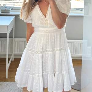 Jättefin, populär vit kort klänning från Zara. Perfekt till student eller skolavslutning! 💕Slutsåld på hemsidan. Hör av er om ni har frågor!
