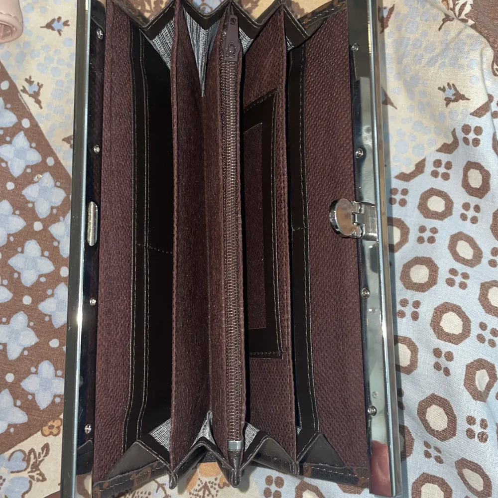 Mörk brun plånbok med ljus bruna detaljer. Väskor.