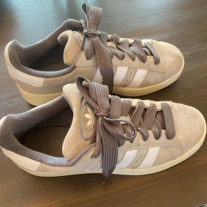 Adidas campus grå 40 2/3 - Använda så har lite defekter, stl 40 2/3, passar mig som har 40,5-41. Köpta för 1069 kr, säljer för 650 kr