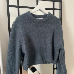 Blå stackad tröja Zara - Säljer en blå stickad tröja från Zara använd 2 gånger som ny! 