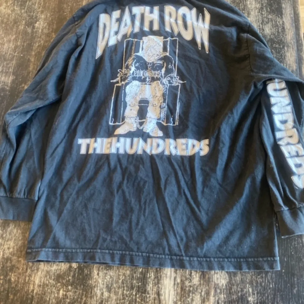 The hundreds Death row records tröja som är i bra skick. Bara att fråga om pris mått ect. T-shirts.