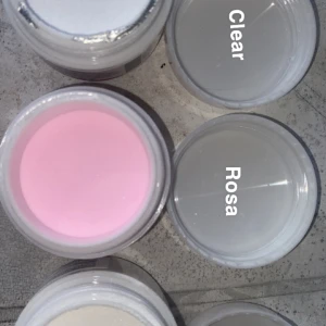 Akrylnaglar ✨ - Jag söker för att jag har tappat intsesset. Endast testade.  Akrylpullver-20 styck Monomer-50kr 3D formare-5kr Skål-5kr Allting för 90kr Borsten har akryl på sig så den är gratis. 