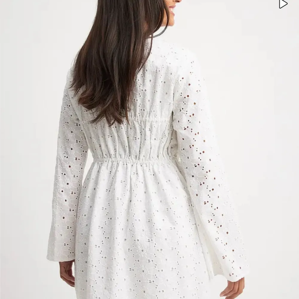 Jättefin oanvänd vit klänning i spets! Perfekt som studentklänning eller vad som helst! Storlek S . Klänningar.