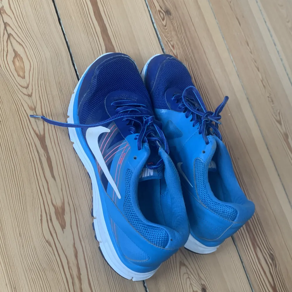 Säljer dessa blåa Nike träningsskorna eftersom de är för små. Skick 7,5/10. Storlek 42,5 passar 43. Sport & träning.