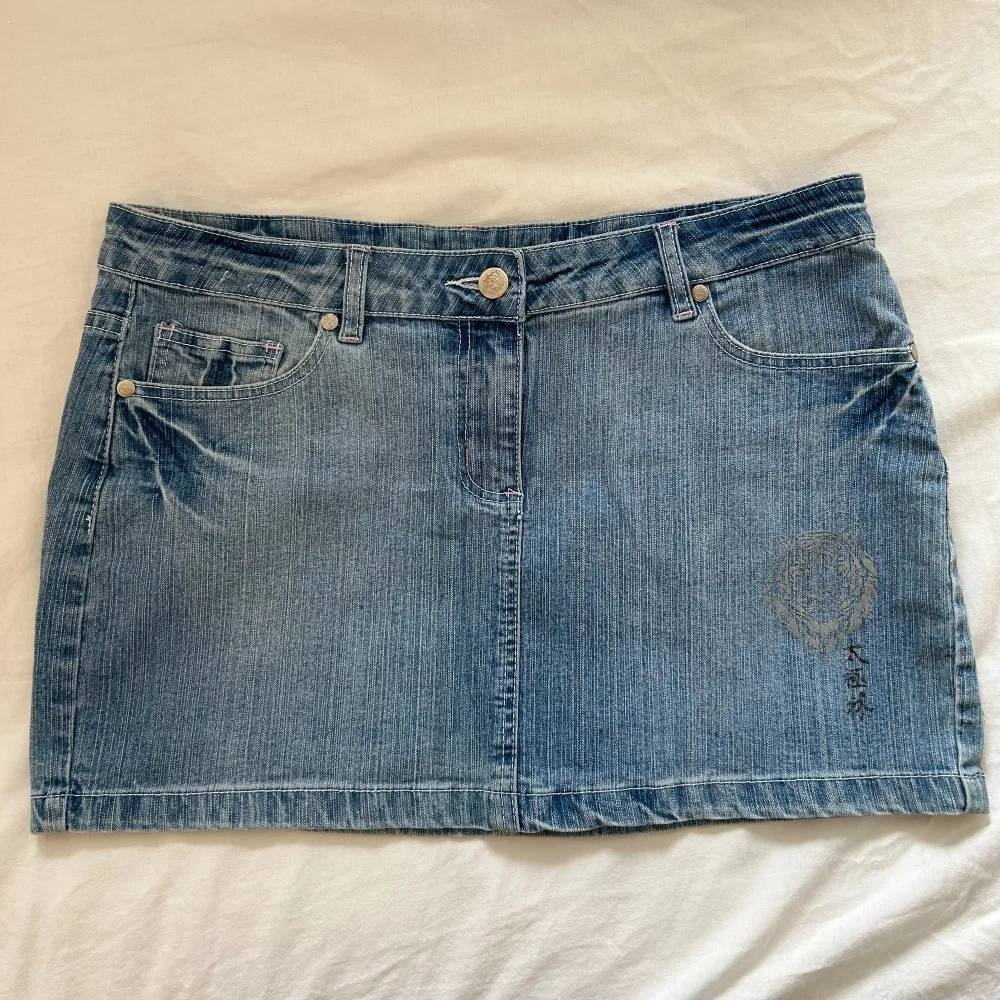 Minikjol i jeans från X-mail, köpt second hand. Storlek 176, men skulle säga motsvarande 38. . Kjolar.