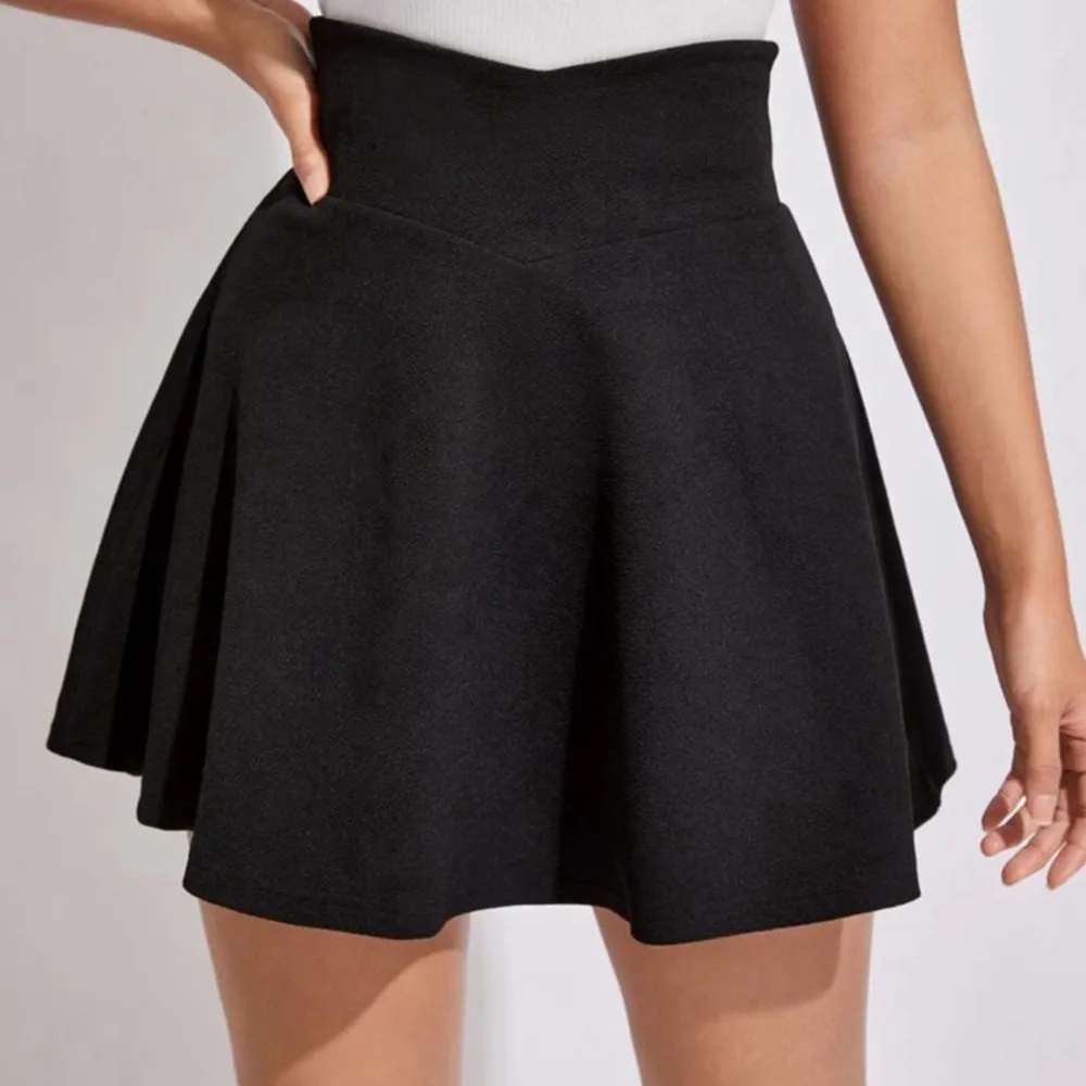 supersöt svart högmidjad kjol! finns i storlek XS och S. båda tillsammans säljs för 100kr, en för 60kr! båda har använts 2 gånger 💗 (kontakta och säg till vilken du vill ha!). Kjolar.
