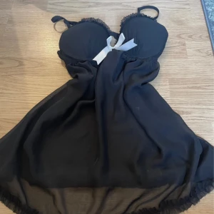 Neglige  - Kommer ej visa bild på då den är genomskinlig. Den är typ 80B skulle jag säga. 