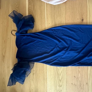 Fest klänning 💙 - Väldigt fin elegant marin blå fest klänning 💙 passar även till vardagen om man vill det sitter så himla fint på kroppen 💙 använd endast en gång. Bra skick !