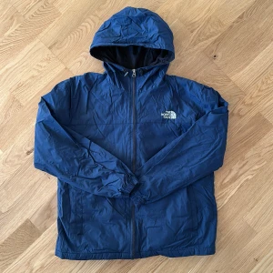 Vindjacka the north face  - Mycket bra skick och passar bra till mindre hike 